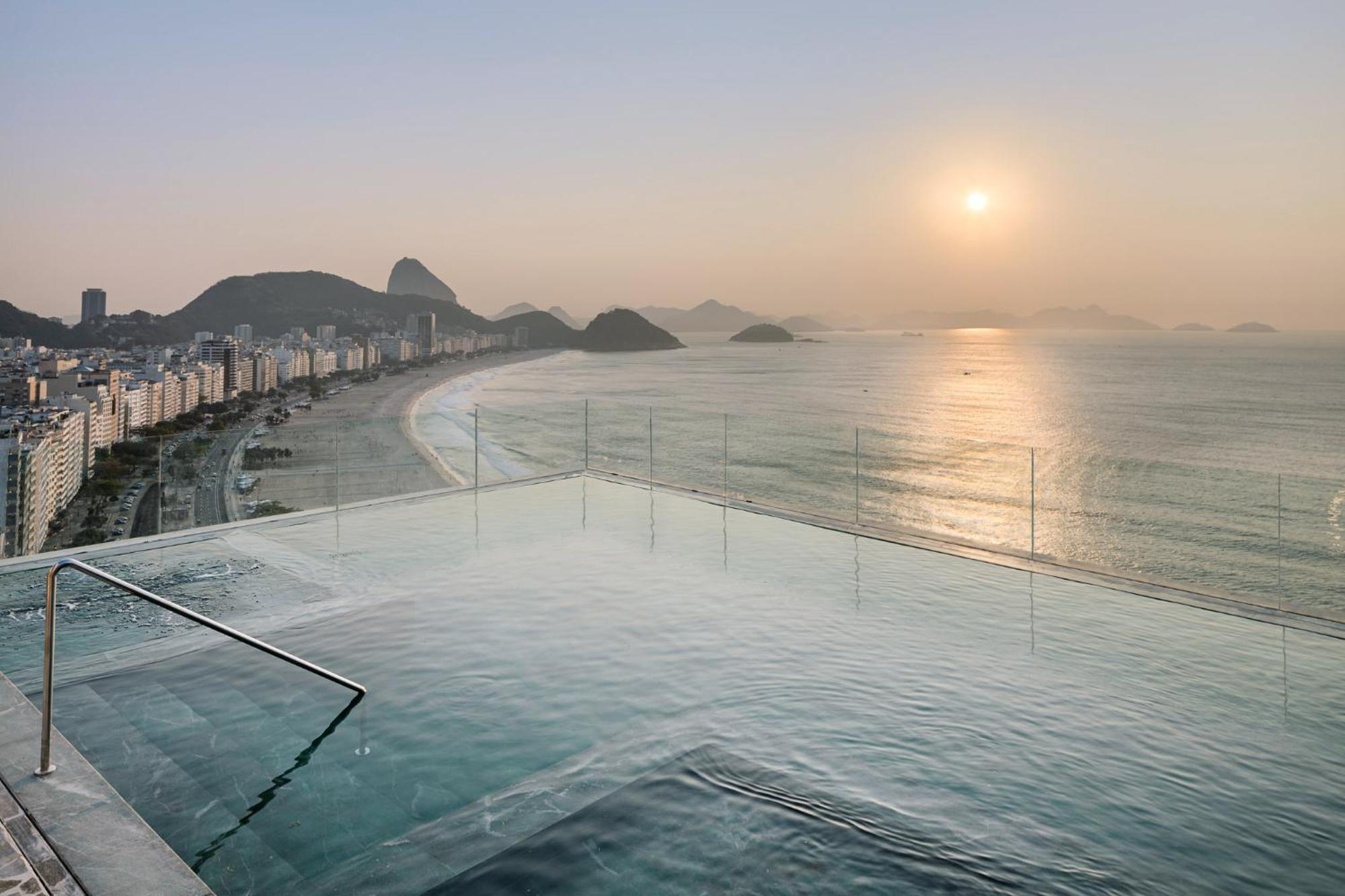 里奥安托宫殿酒店 里约热内卢 外观 照片 The pool deck of the hotel