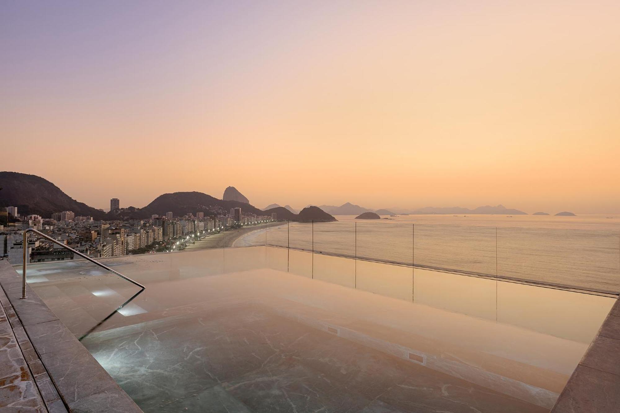 里奥安托宫殿酒店 里约热内卢 外观 照片 The pool deck of the hotel